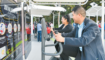 廣東省深圳市民在蓮花山公園西區(qū)室外智能健身房參加競賽活動。新華社記者 梁 旭攝