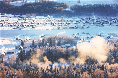  冬至臨近，新疆維吾爾自治區(qū)阿勒泰地區(qū)布爾津縣禾木村雪景宛若童話世界。劉是何攝（人民視覺）