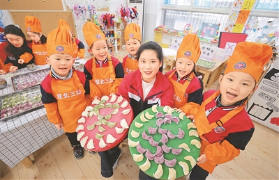 近日，安徽省淮北市第三實(shí)驗(yàn)幼兒園的老師和孩子們一起包餃子，迎接即將到來的冬至。馮樹風(fēng)攝（人民視覺）