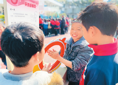 在東山鄉(xiāng)中心小學(xué)，學(xué)生們正在體驗科普大篷車帶來的展品。