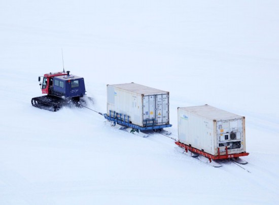 雪地車(chē)將貨物運(yùn)往中山站（12月9日攝）。新華社記者 黃韜銘 攝